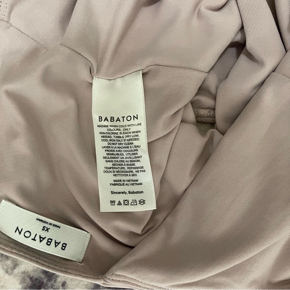 Aritzia Babaton Contour V Neck
Bodysuit in Taupe Size XS - Picture 4 of 8